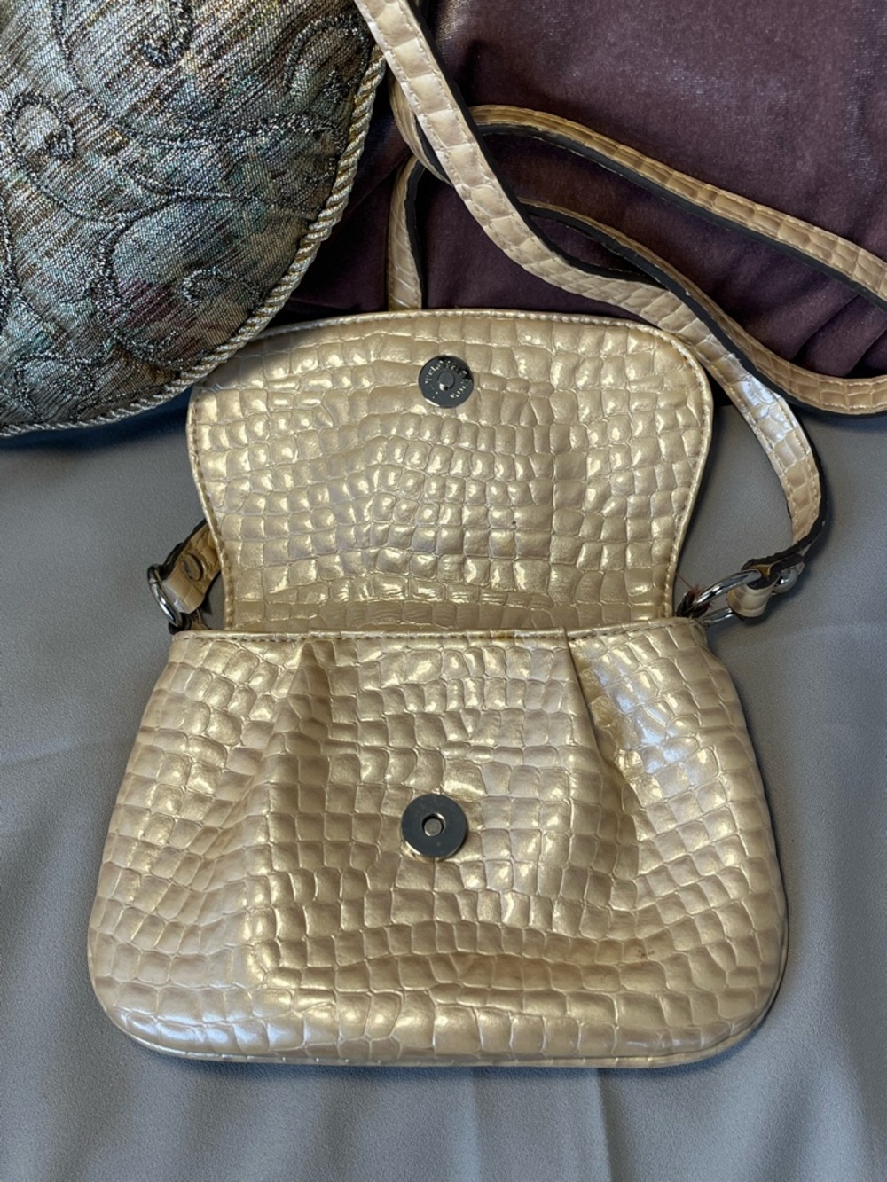 Kathy Van Zeeland Metallic Ivory Gold Croc-Embossed Crossbody EUC Y2K LIKE NEW - Picture 7 of 9